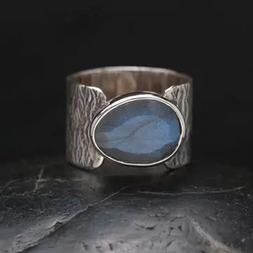 Baizaar Hammered Ring with Cut Labradorite