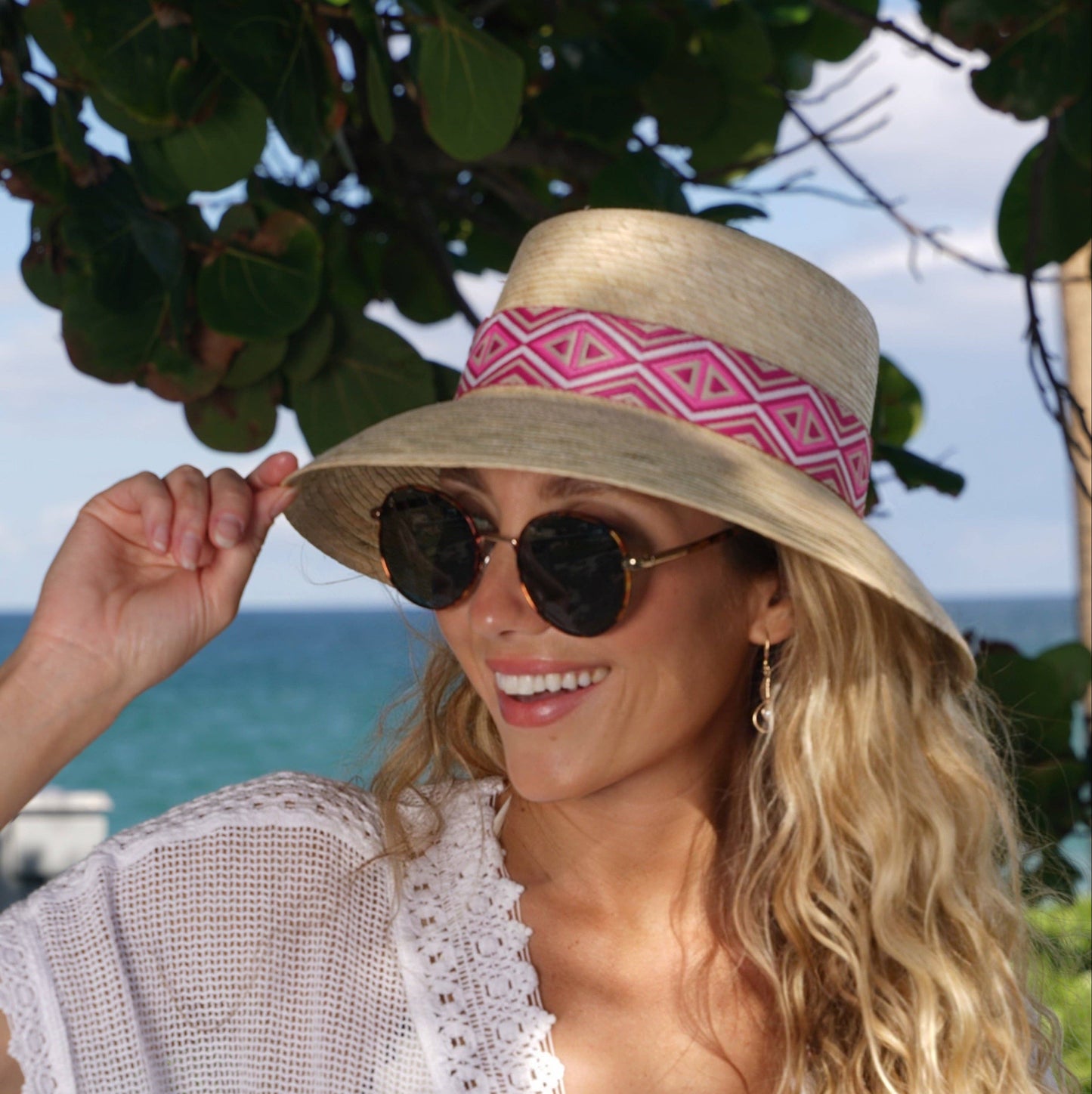 Chisme Alexa Palm Bucket Hat
